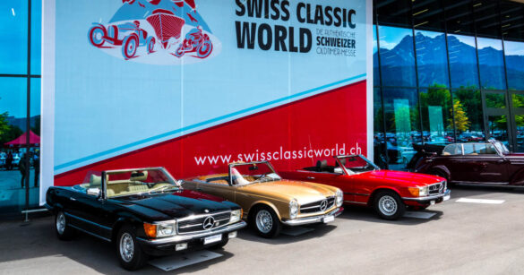 Vier Oldtimer vor dem Messegebäude in Luzern