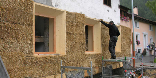 Aussenfassade mit Strohdämmung, Gebäudesanierung