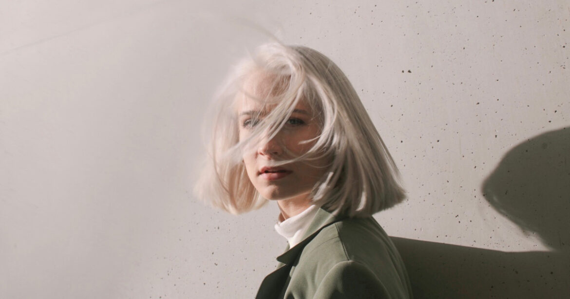 To Athena blickt in die Kamera