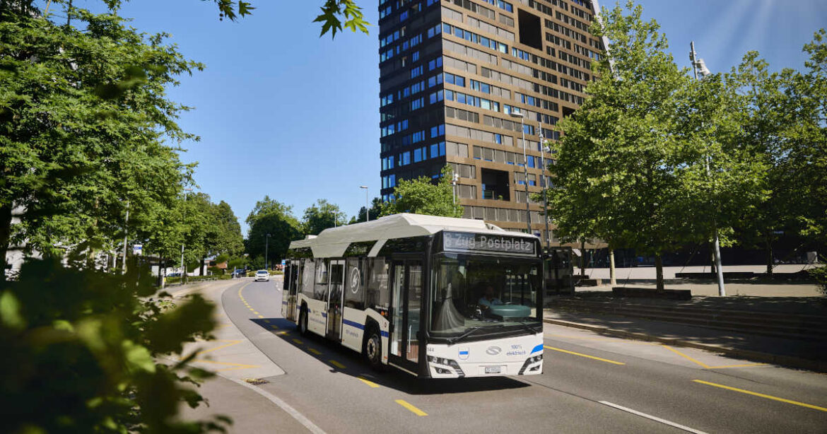 Elektro-Bus vor Bossard Arena