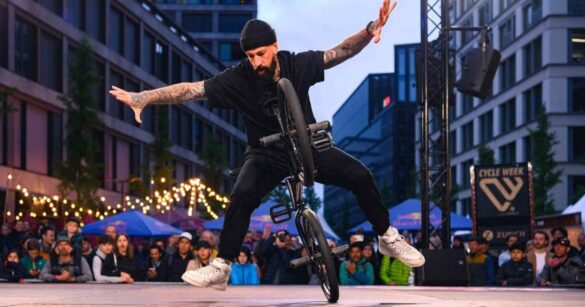 Cycle Week Biker im Sprung