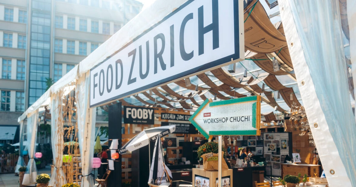 Ein Stand am Food Zurich und ein Schild führt zu einem Workshop