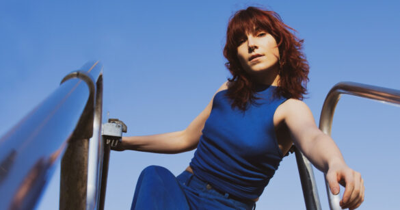 Giulia Esposito in blauem Jumpsuit
