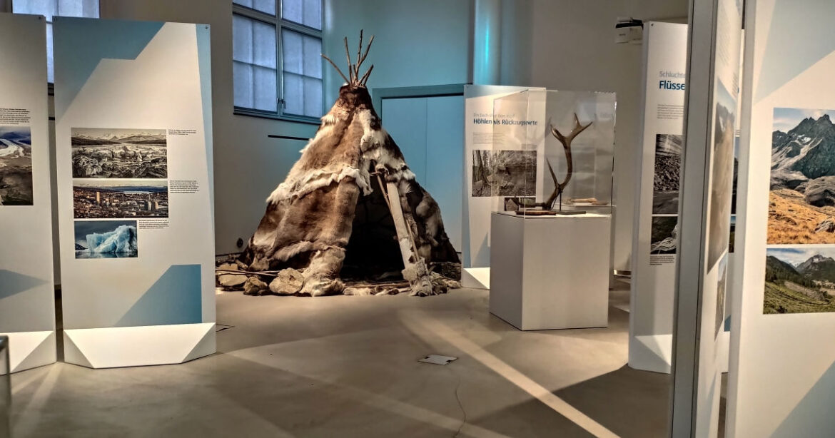 Ein aufgebautes Zelt aus der Eiszeit im Naturmuseum Winterthur