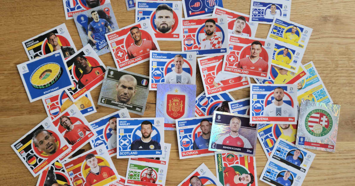 Zahlreiche Topps Euro 2024 Sticker wahllos angeordnet auf Tisch