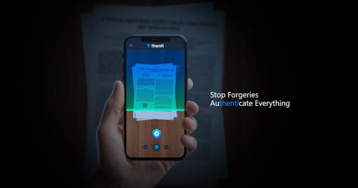 Werbebild für Thenti, Smartphone scannt Dokument