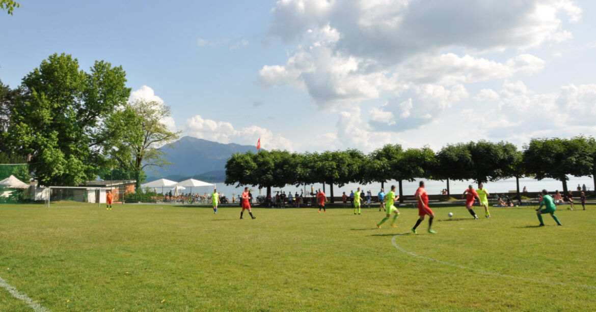 Ausblick auf See und Berge beim Chamer Dorfturnier