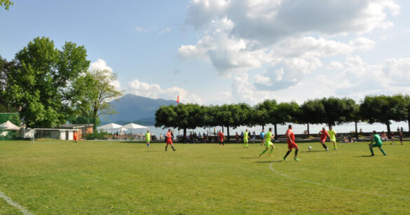 Ausblick auf See und Berge beim Chamer Dorfturnier
