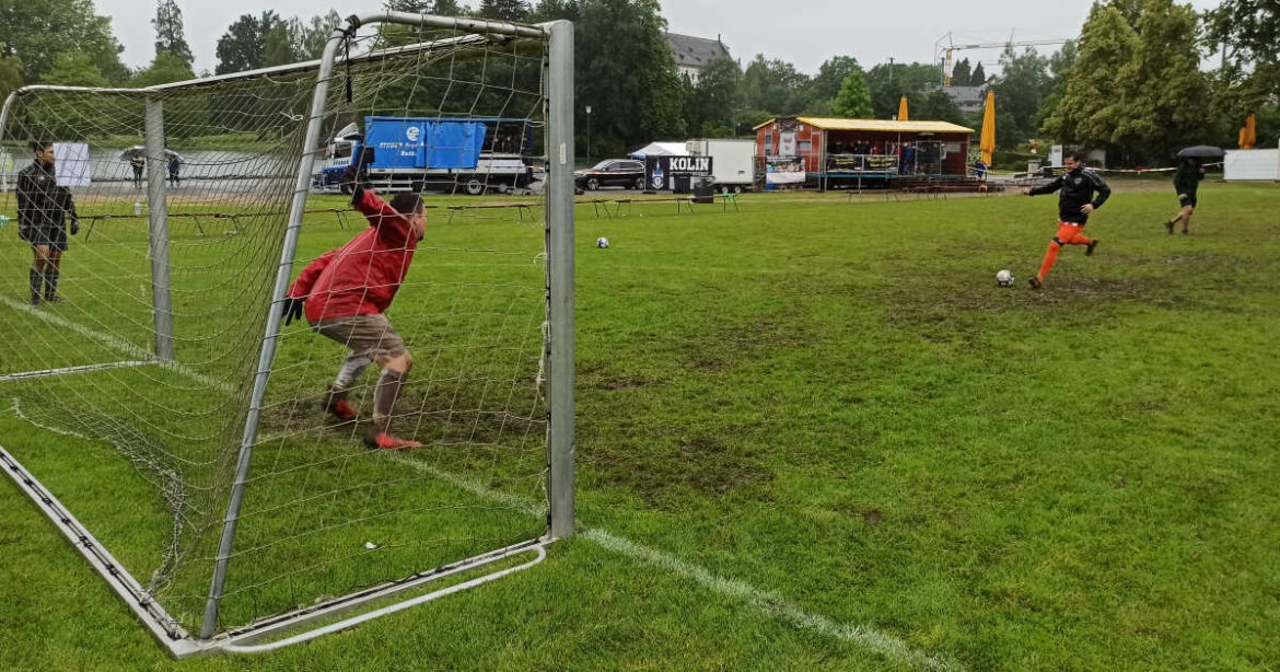 Elfmeterschiessen im Hirsgarten am Chamer Dorfturnier. Der Torwart hechtet