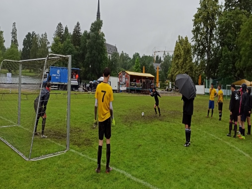 dorfturnier2 Eine Spielerin nimmt Anlauf im Elfmeterschiessen am Chamer Dorfturnier