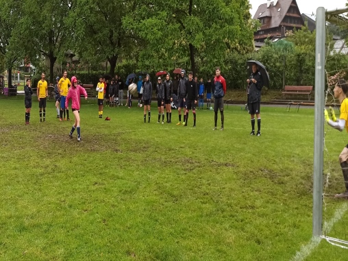 dorfturnier3 Eine Schützin schiesst im Penaltyschiessen am Chamer Dorfturnier