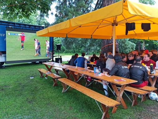 dorfturnier5 Leute schauen die Fussball-EM auf der LED-Wand am Chamer Dorfturnier