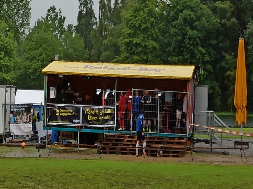 dorfturnier8 Spieler stehen in der Roledi-Bar am Chamer Dorfturnier