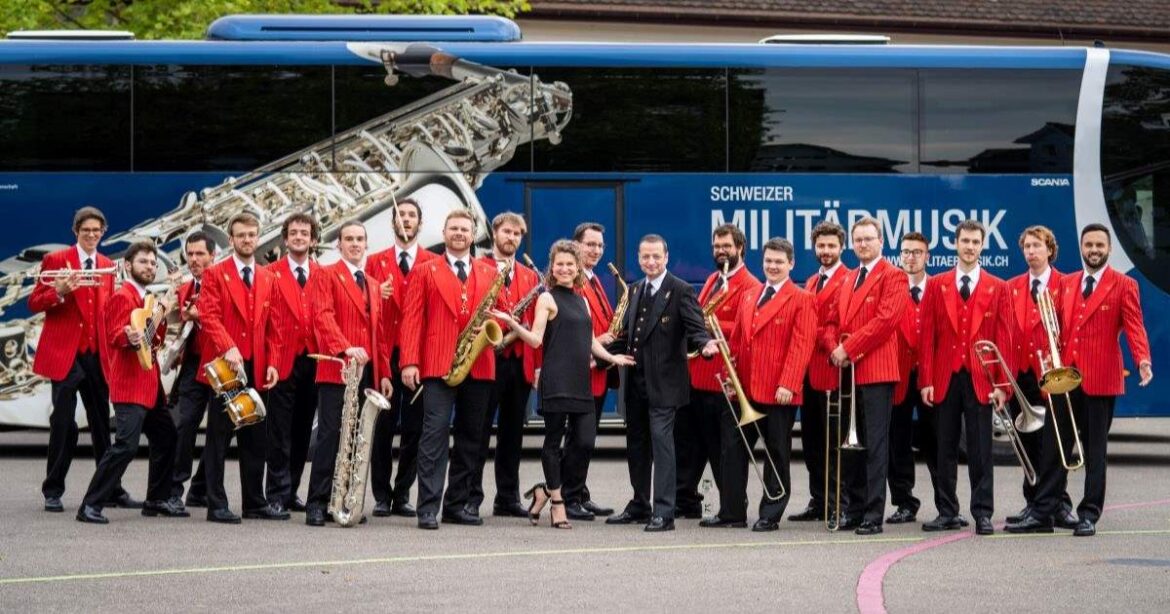 Die Swiss Armed Forces Big Band steht vor ihrem Tourbus.