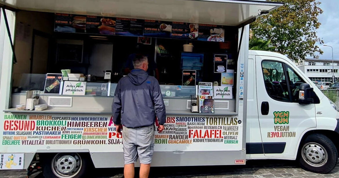 Der Asia-Truck und Foodtrailer von RS Gastro. Eine Person bestellt gerade