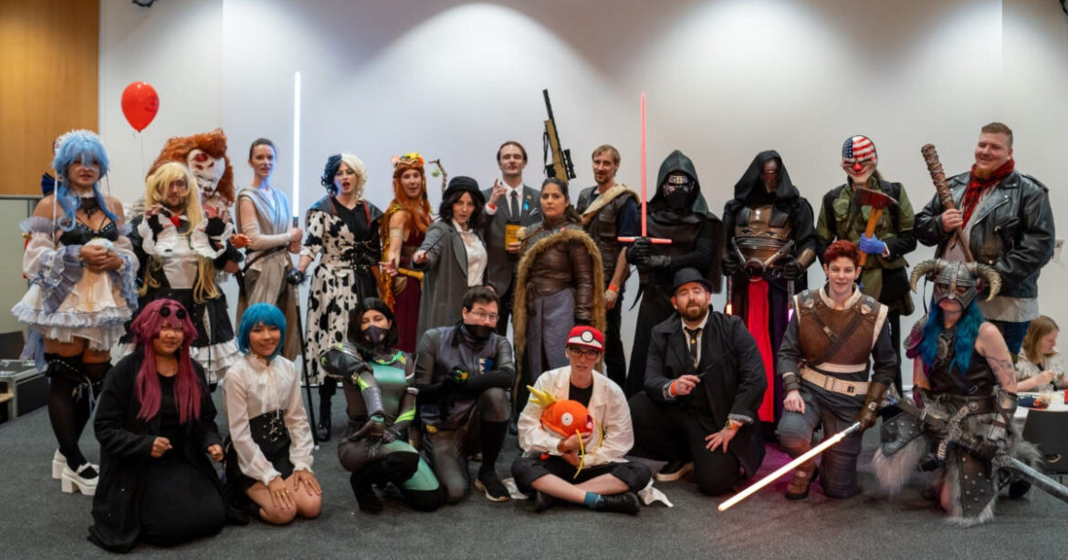 Cosplayer versammelt auf der Bühne, Unision