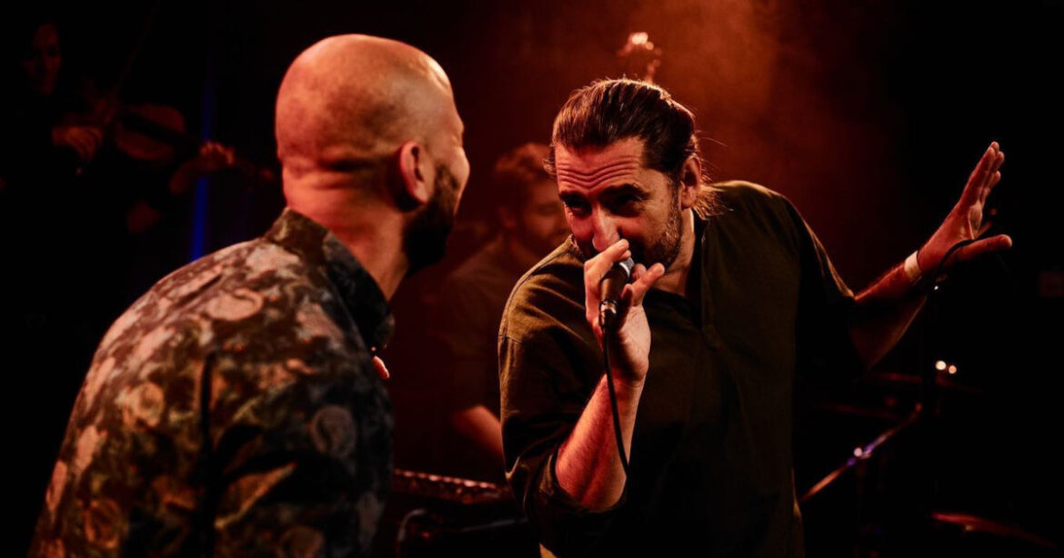 Zwei Männer auf der Bühne