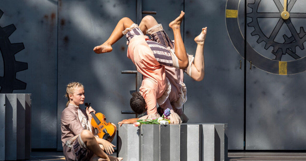 Kinder turnen auf Podcast, Musik, Kinderzirkus