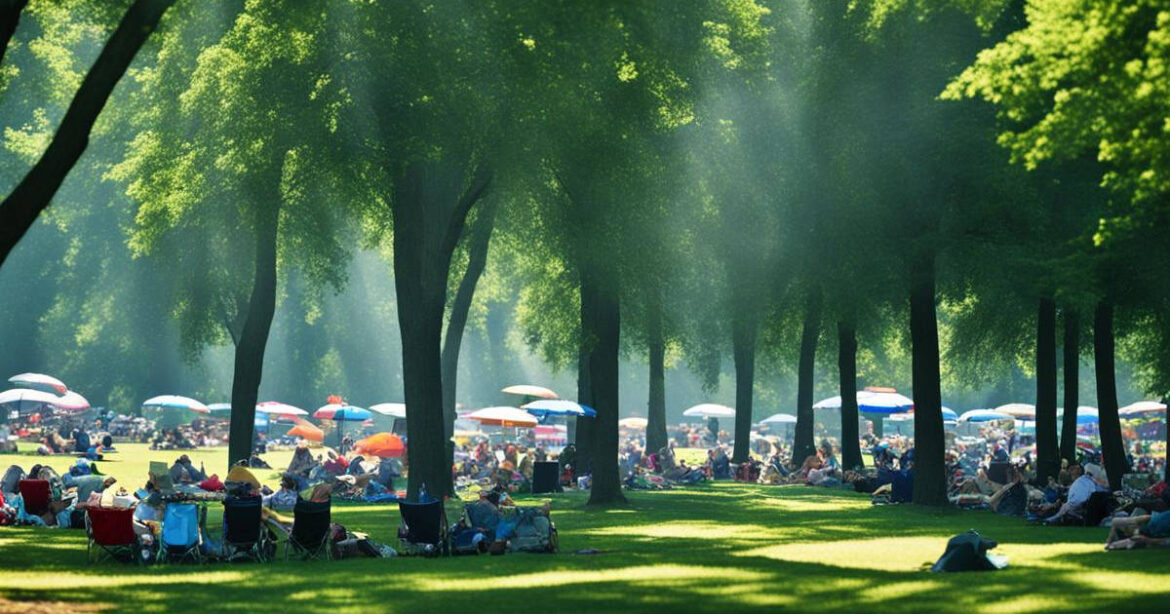 Leute sitzen im Schatten unter Sonnenschirmen und Bäumen