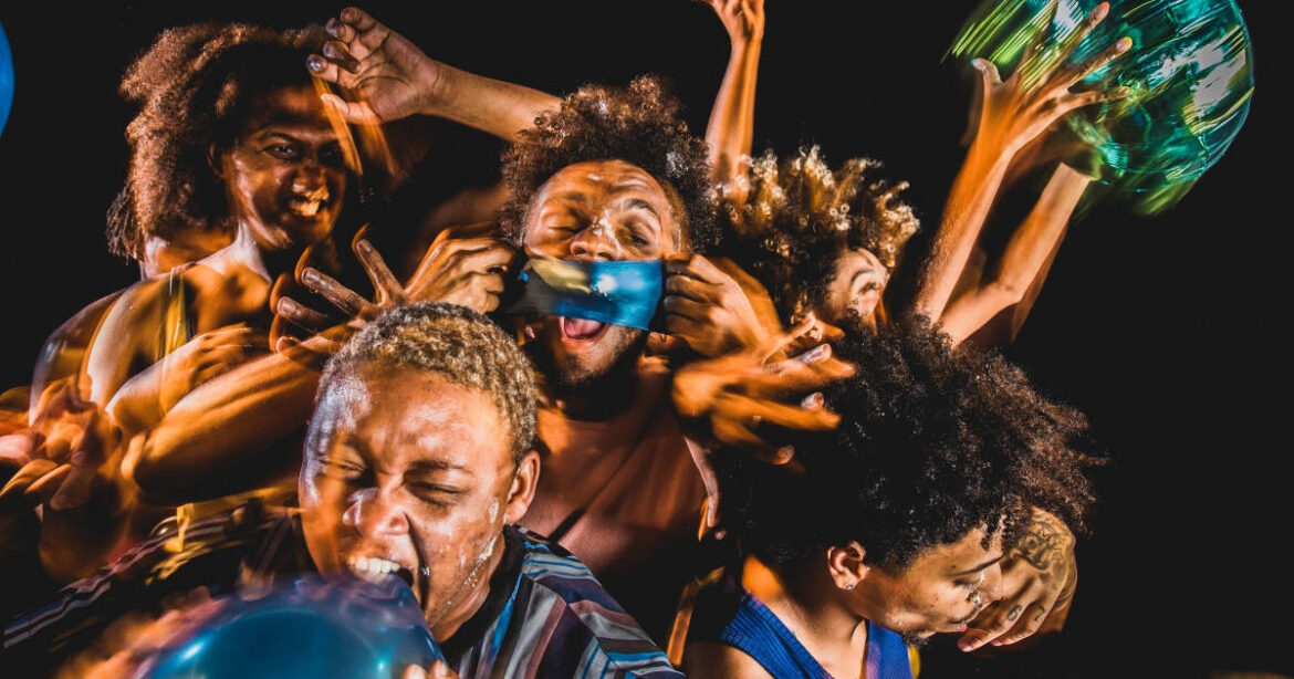 Leute tanzen auf der Bühne bei der Tanzaufführung «Zona Franca» der Tanzcompagnie Suave