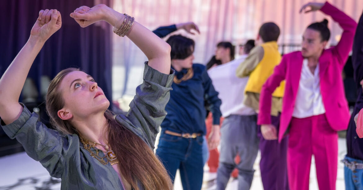 «Ineptie» kehrt zurück ins Luzerner Theater. Leute tanzen auf der Bühne