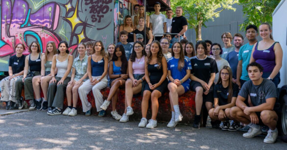 Jugendliche von bildxzug präsentieren sich auf einem Gruppenfoto