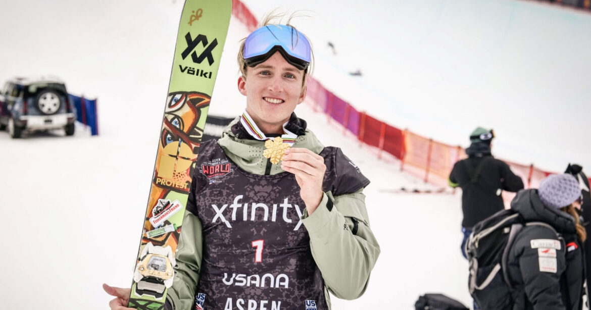 Andri Ragettli posiert mit der Goldmedaille an der Freestyle WM in Aspen 2021