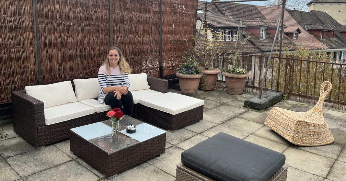 Frau sitzt auf Terrasse, «Hauszeit mit Herz»