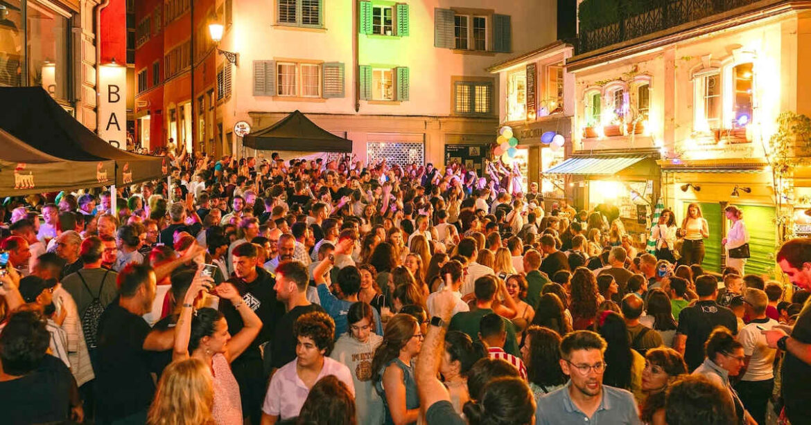 Leute feiern am Abend am Dörflifäscht in Zürich