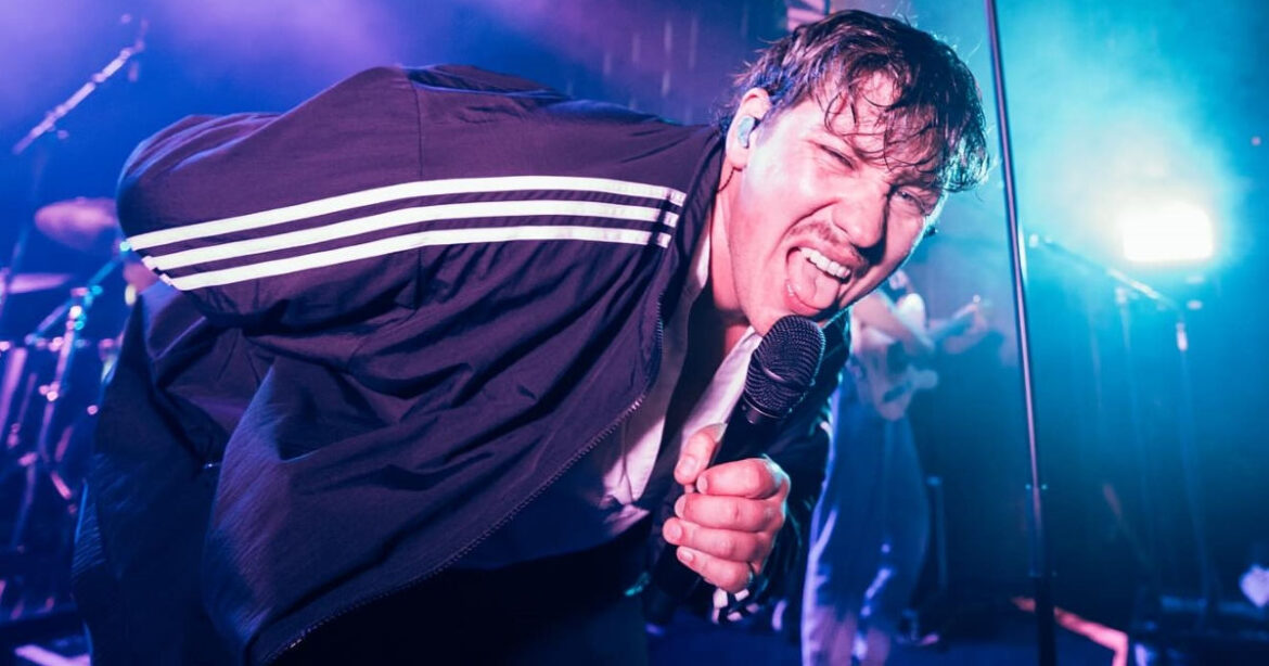 Marius Bear streckt auf der Bühne die Zunge in die Kamera