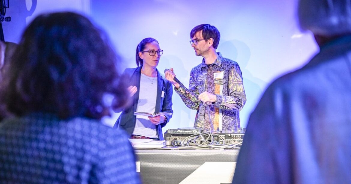 Vorstandsmitglied Lea Hägi und Betriebsleiter der i45 Patrick Leemann auf der Bühne des Jugendzentrums.