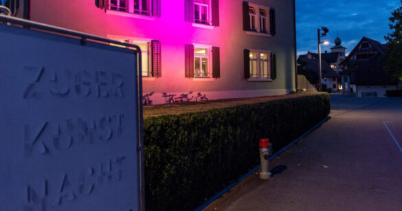 Blick auf das beleuchtete Schwesternhaus Baar bei der Zuger Kunstnacht