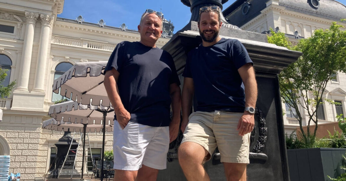 Michel Péclard und Florian Weber posieren vor dem Opernhaus Zürich