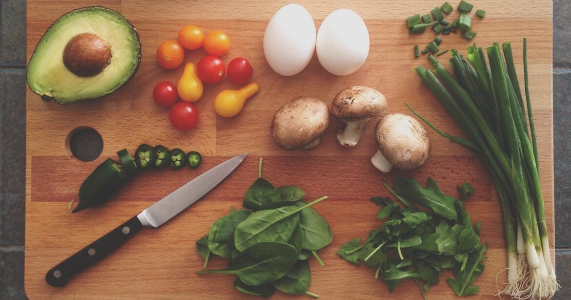 klimafreundliches kochen, avocado, chopping board, ingredients