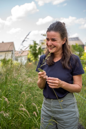 Anna Glanzmann steht in einer Wildwiese