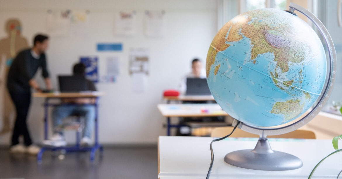 Blick auf einen Globus in einem Schulzimmer der sozialpädagogischen Schule formidabel