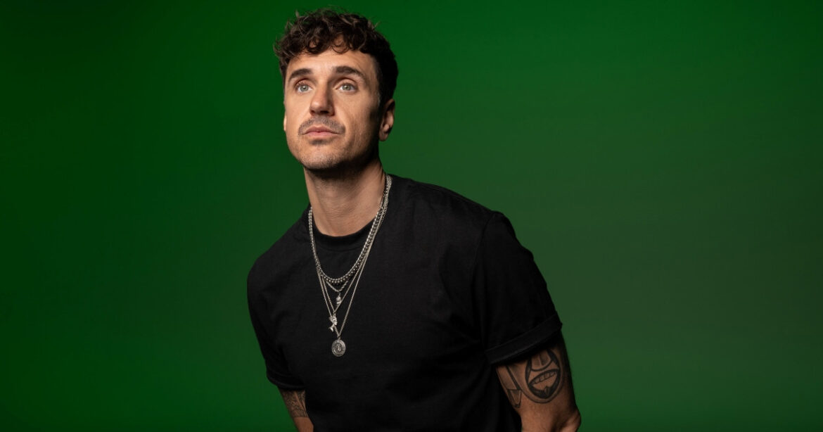 Jan Seven Dettwyler vor grünem Hintergrund