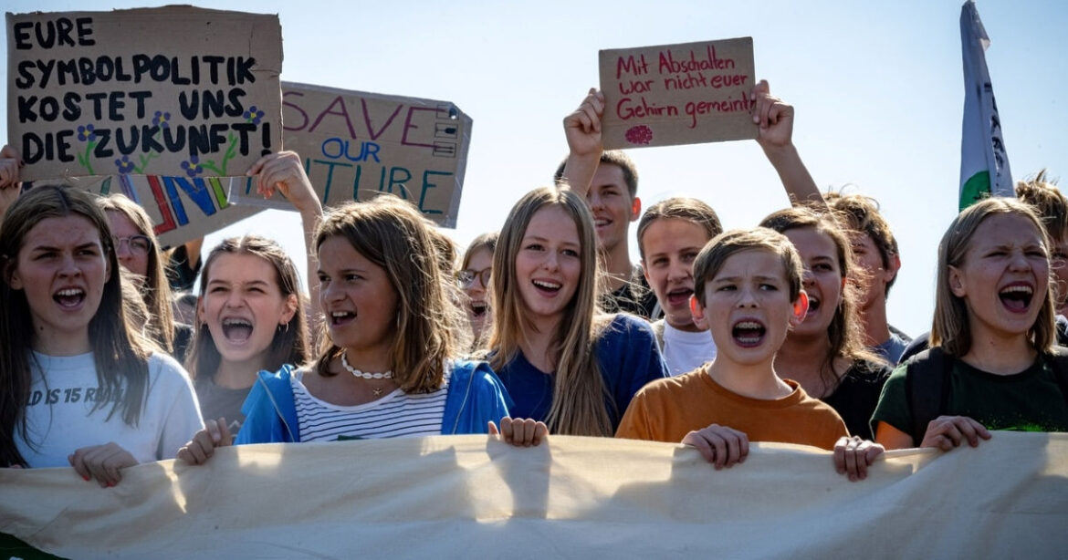 Protestierende Jugendliche und Kinder im Rahmen von Fridays for Future