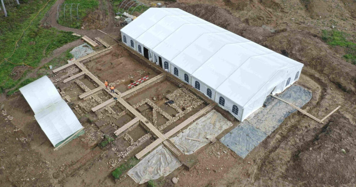 Luftaufnahme des Zelts über den römischen Ausgrabungen im Chamer Äbnetwald