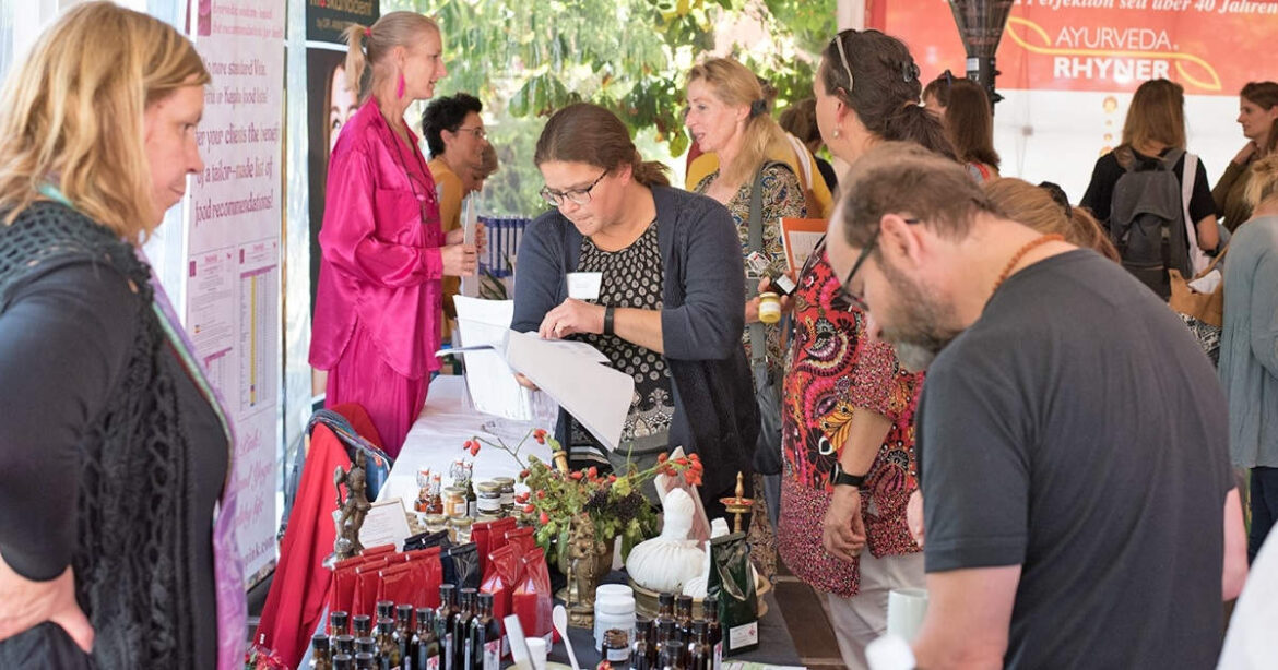 Blick auf den Marktplatz am Ayurveda Day an der Heilpraktikerschule Luzern