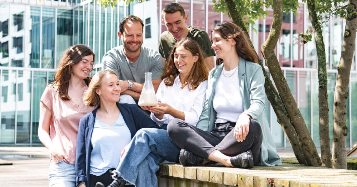 Das Team von Fabas sitzt da, mit ihrer Joghurt-Vormischung in der Mitte