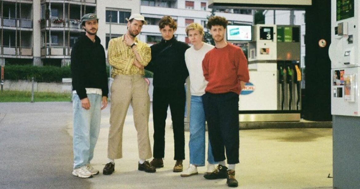 Die Band Aino Salto steht an einer Tankstelle.