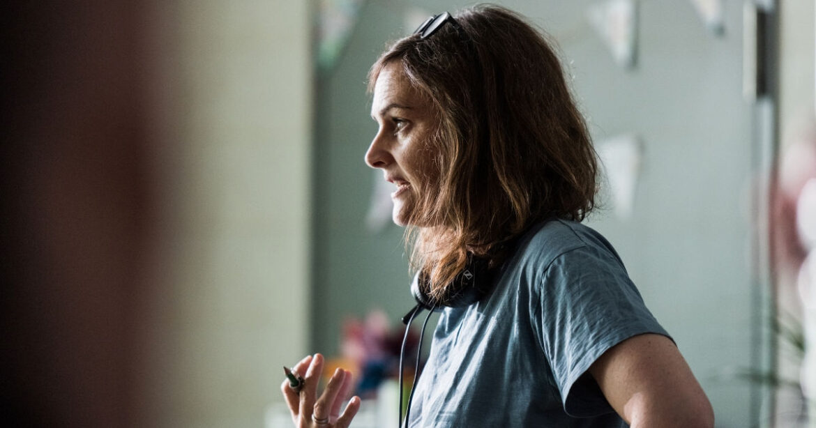 Regisseurin Bettina Oberli gibt Anweisungen am Filmset