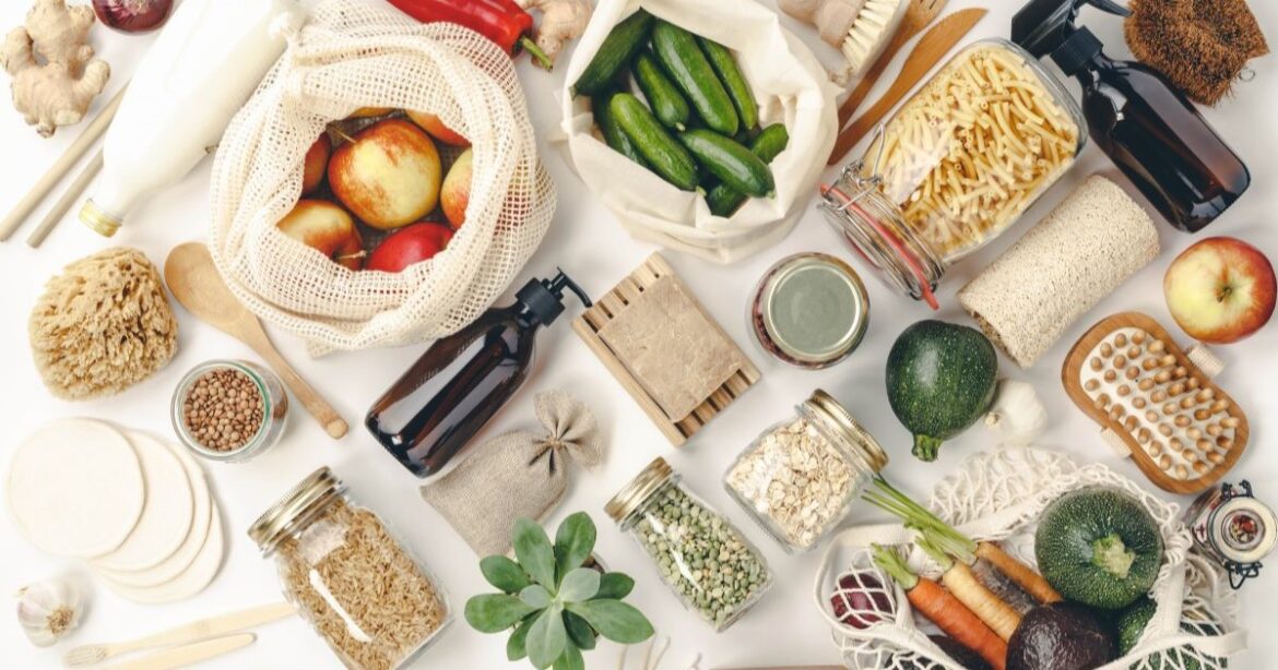 Umweltschonende Produkte liegen auf einem Tisch.