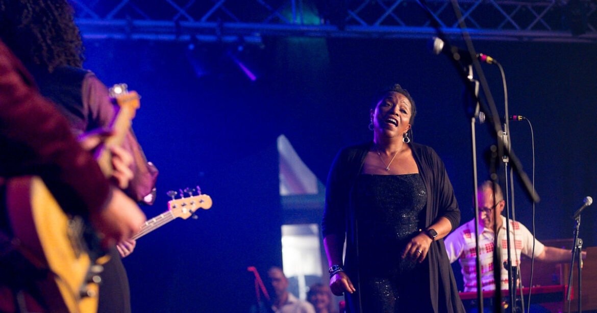 The Soul Supporters performen auf der Bühne am Lucerne Blues Festival