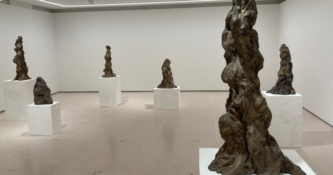 Sieben Skulpturen von Sara Masüger im Kunsthaus Zug ausgestellt