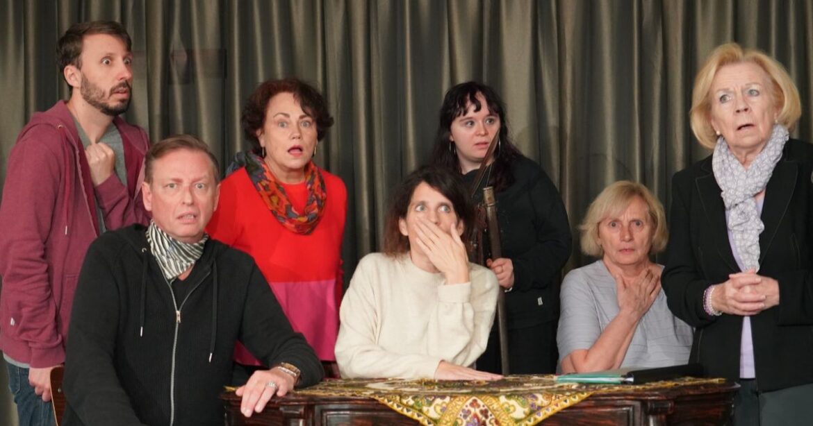 Die Zuger Spiillüüt blicken voller Schrecken in die Kamera.