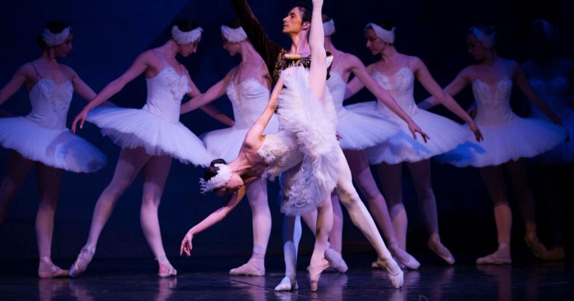 Ein Schnappschuss des Schwanensees vom Kiew Grand Ballett.