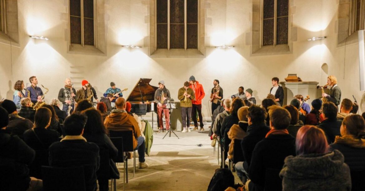 Das IMPROS Kollektiv tritt in der Wasserkirche auf.