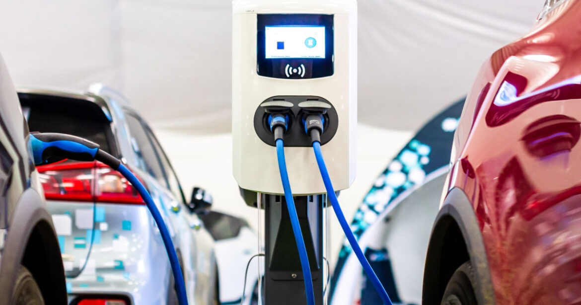 Elektroautos sind an die Steckdose angeschlossen und werden aufgeladen